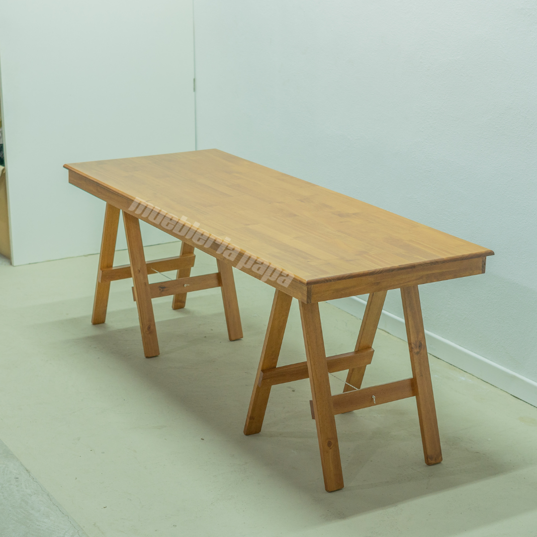 Mesa tablero de madera con dos caballetes